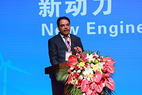 2015年4月20日至22日，第三届世界新兴产业大会在河南郑州隆重举行，主题为“新兴产业——世界经济增长新动力”，由亚太总裁协会和河南省人民政府共同主办。图为印度塔塔钢铁公司副总裁阿伦-米斯拉在第三届(2015)世界新兴产业大会上演讲。