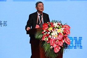 2015年4月20日至22日，第三届世界新兴产业大会在河南郑州隆重举行，主题为“新兴产业——世界经济增长新动力”，由亚太总裁协会和河南省人民政府共同主办。图为IBM全球信息科技服务部大中华区总经理牛履民在第三届(2015)世界新兴产业大会演讲。