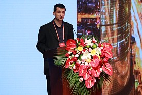 2015年4月20日至22日，第三届世界新兴产业大会在河南郑州隆重举行，主题为“新兴产业——世界经济增长新动力”，由亚太总裁协会和河南省人民政府共同主办。图为法国电力公司亚太区首席财务官杜文在第三届(2015)世界新兴产业大会演讲。