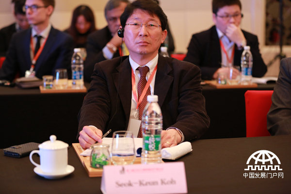 2015年4月20日至22日，第三届世界新兴产业大会在河南郑州隆重举行，主题为“新兴产业——世界经济增长新动力”，由亚太总裁协会和河南省人民政府共同主办。图为GL物料公司总裁高锡勤在第三届(2015)世界新兴产业大会专项国际合作圆桌会议发言。
