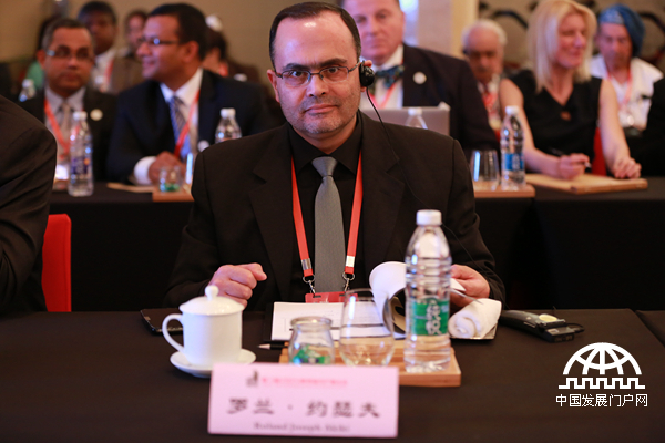 2015年4月20日至22日，第三届世界新兴产业大会在河南郑州隆重举行，主题为“新兴产业——世界经济增长新动力”，由亚太总裁协会和河南省人民政府共同主办。图为第三届（2015）世界新兴产业大会签约仪式。