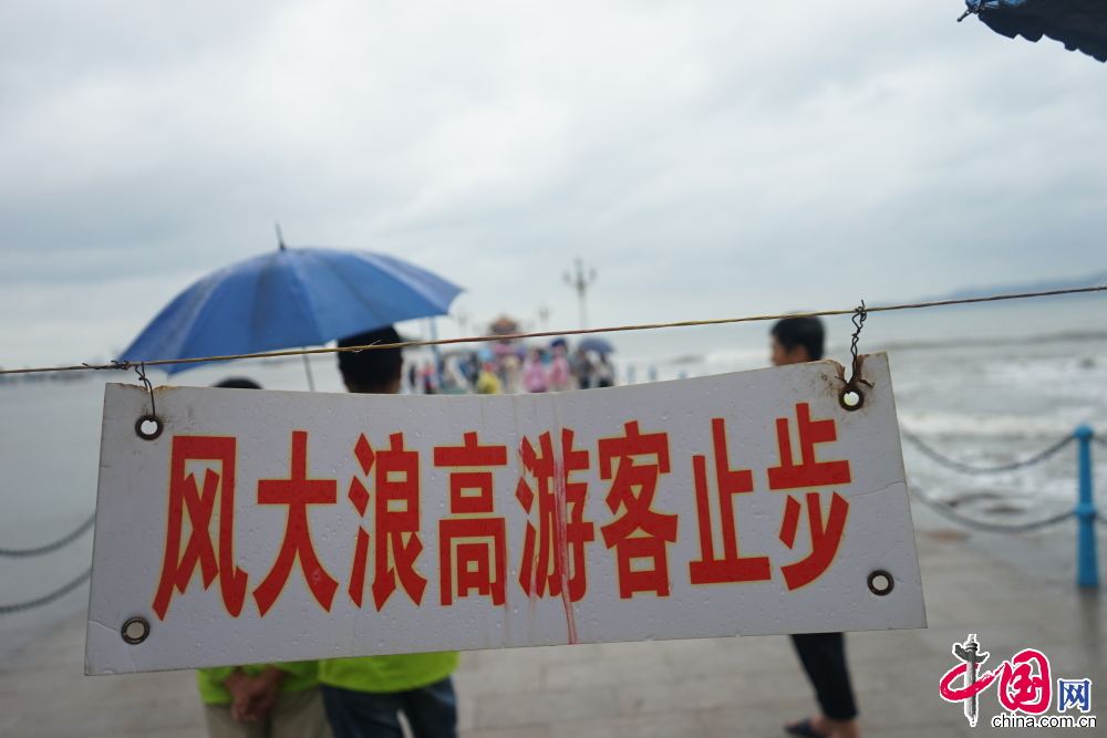  7月12日，山东青岛，第9号台风“灿鸿”全面影响青岛。沿海景区看到，受到台风影响，几米高的海浪不断击打岸边。栈桥及青岛各大海水浴场拉起游客警示牌，暂停开放。