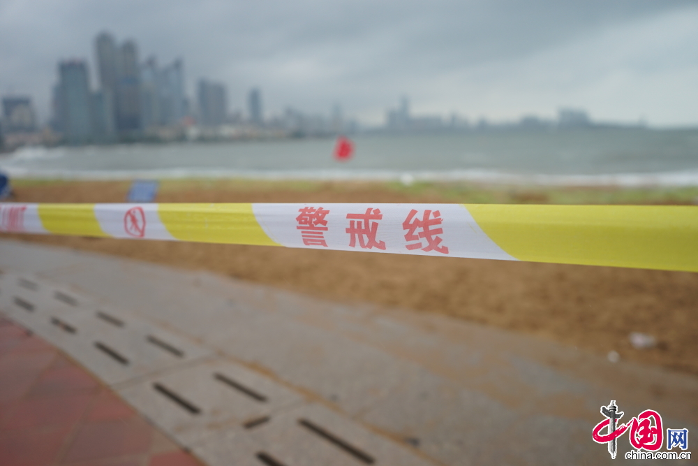  7月12日，山东青岛，第9号台风“灿鸿”全面影响青岛。沿海景区看到，受到台风影响，几米高的海浪不断击打岸边。栈桥及青岛各大海水浴场拉起游客警示牌，暂停开放。