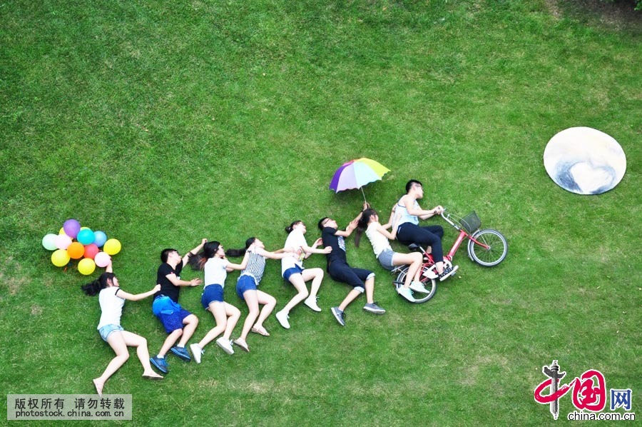 7月16日，山东聊城大学天文爱好者以拍摄创意照片的形式与迷你“冥王星”来了一次亲密接触，图为“一起去冥王星”。中国网图片库 许文豪摄