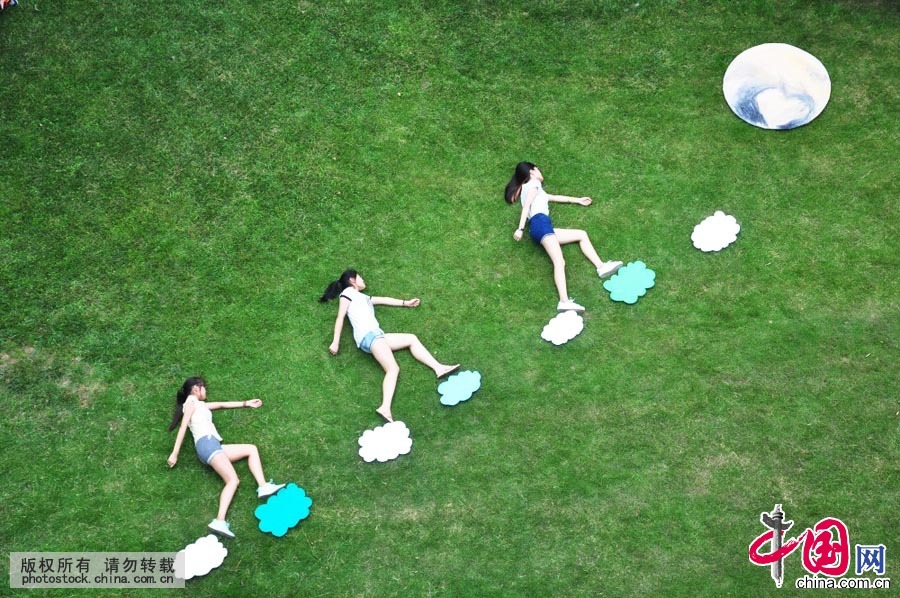 图为“踏着云彩去冥王星”。中国网图片库 许文豪摄