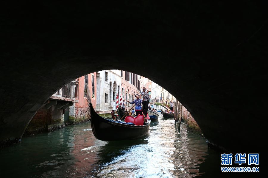 (国际)(4)在威尼斯遇见周庄船娘