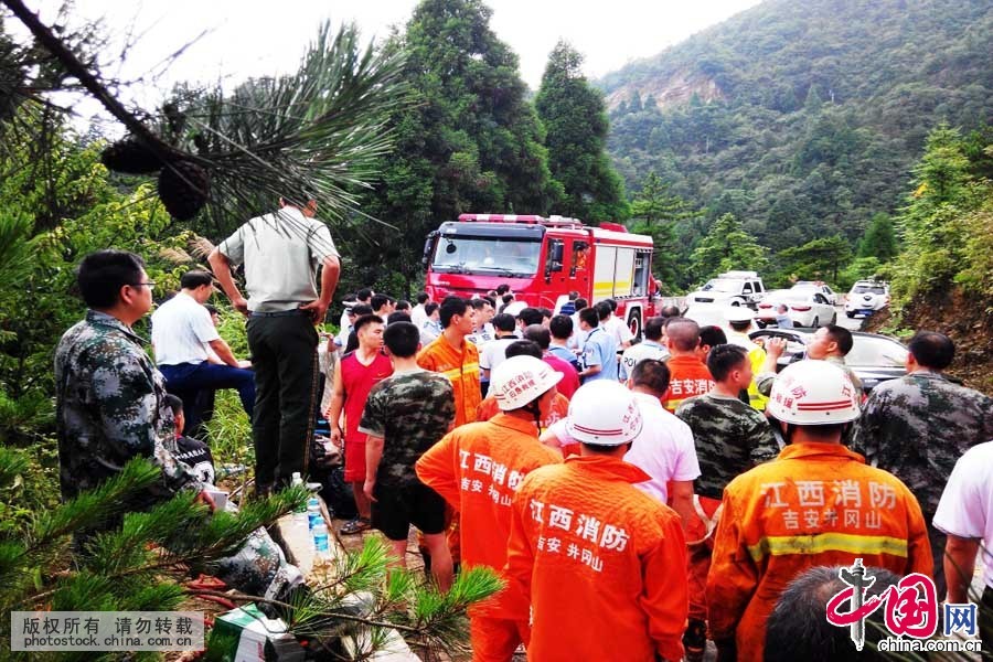  7月21日，江西省井冈山风景名胜区发生一起重大交通事故，一辆旅游大巴坠落山崖，造成1死5重伤。事发后，当地交警、消防武警官兵、医院等及时赶到现场，在井冈山应急办统一指挥下，采取措施进行抢救。中国网图片库 李建平摄