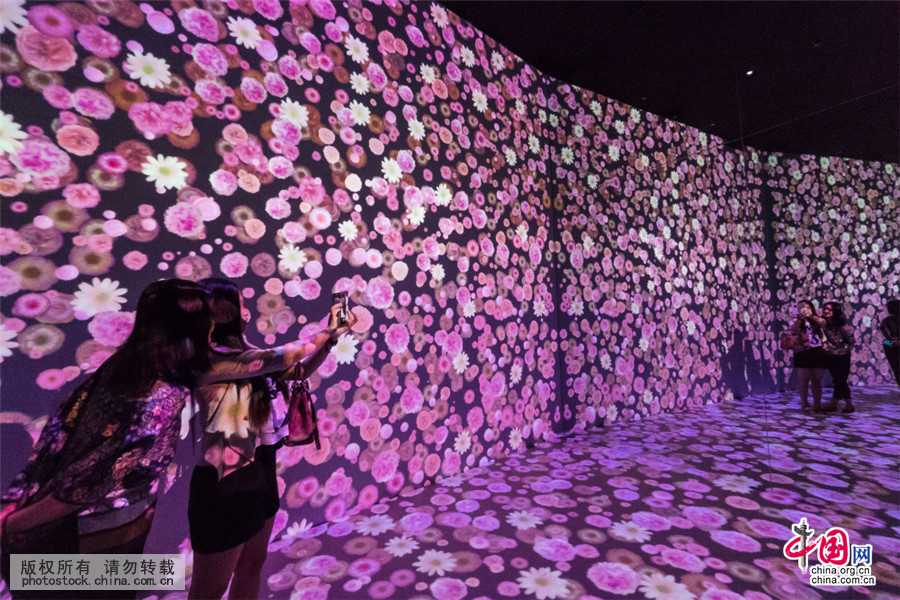 上海某广场启用高科技视觉装置 观众仿佛置身