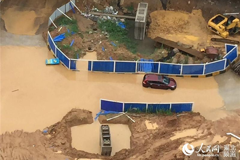7月15日，武汉红庙立交下，车辆被困水中。人民网 李如胜 摄