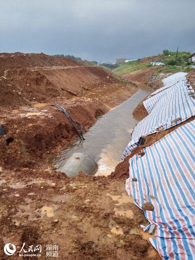 4月28日，长沙市东升路堵点改造后的排水管道在暴雨过后排水。长沙市水务局供图