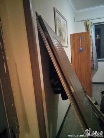 附近小区门被震掉