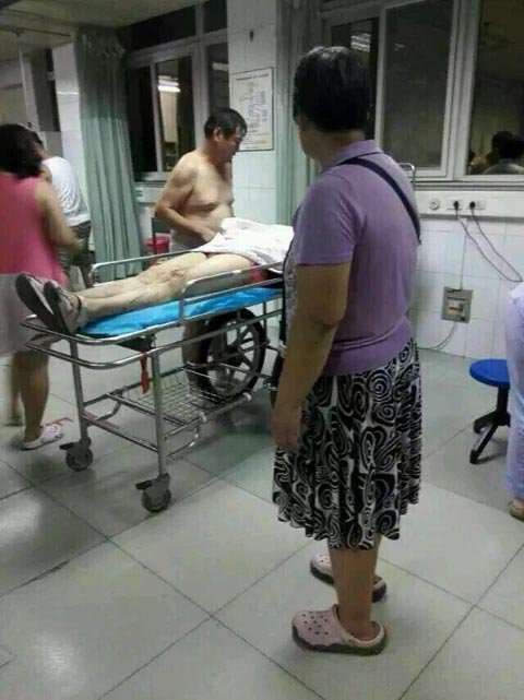 傷者等待救治。圖片來自網絡