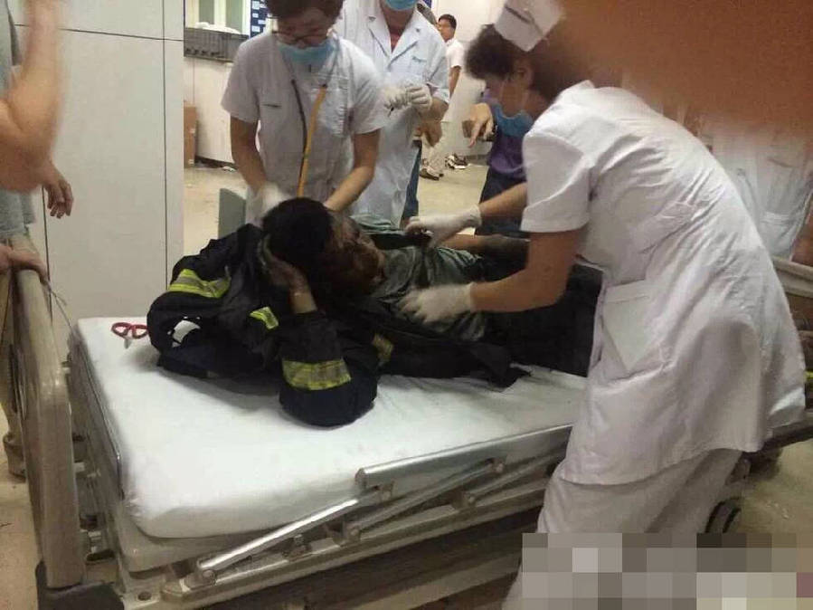 天津爆炸已致多名消防员牺牲 仍有消防员失联