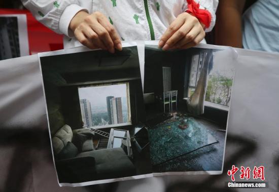 8月17日，天津港“812”特大火灾爆炸事故，民众展示房屋受损情况。 <a target=&apos;_blank&apos; href=&apos;http://www.chinanews.com/&apos;><p align=