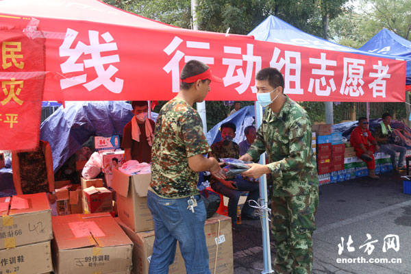 “一线行动组”志愿者:把物资亲手送到官兵手中