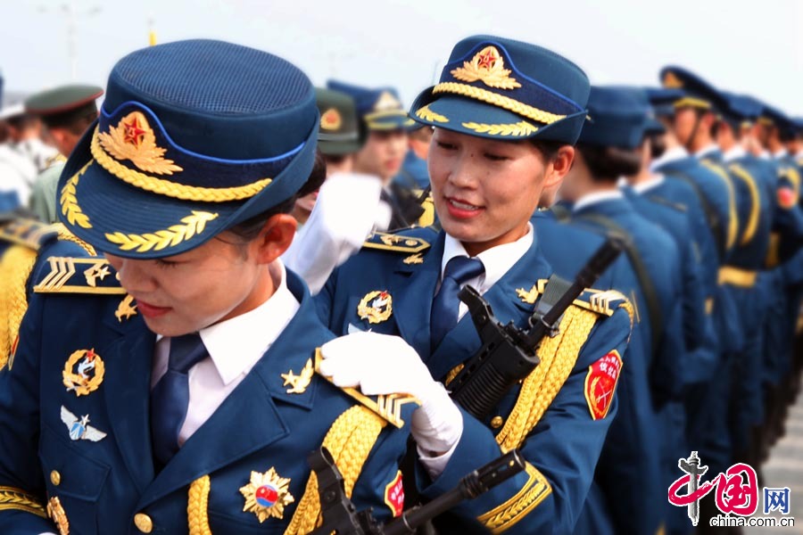 2015年8月28日，训练间隙，女队员们互相放松身体。 梁振摄