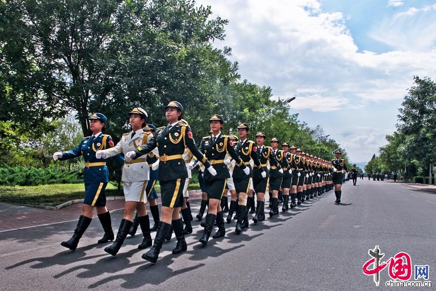 2015年8月28日，阅兵村，女兵们训练结束，雄赳赳气昂昂地走在归队的路上。 梁振摄