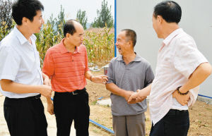 刘志泉（左二）时常下基层了解农户基本情况，帮助他们解决实际问题