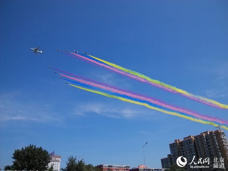9月3日，空中梯队“画过”“阅兵蓝”。 人民网 尹星云摄