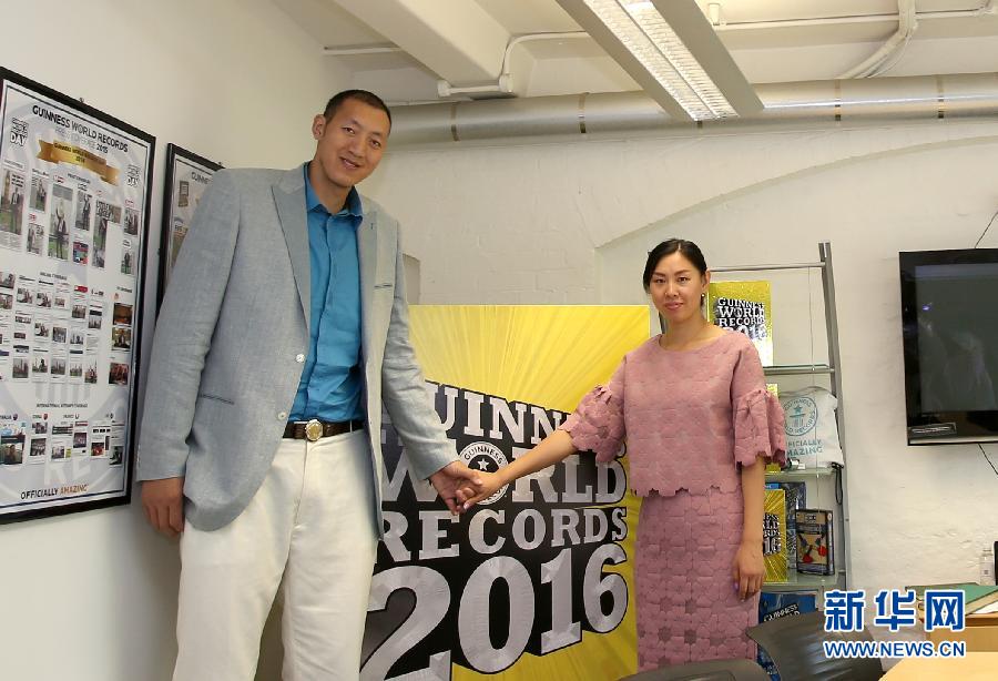 （国际）（2）“世界最高夫妻”造访吉尼斯世界纪录总部