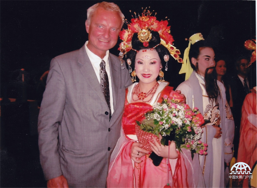 2004年布拉格之秋音乐节主席与杨贵妃饰者杨雪莉合影