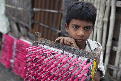 孟加拉国气球厂童工艰辛生活：最小仅10岁月薪64元