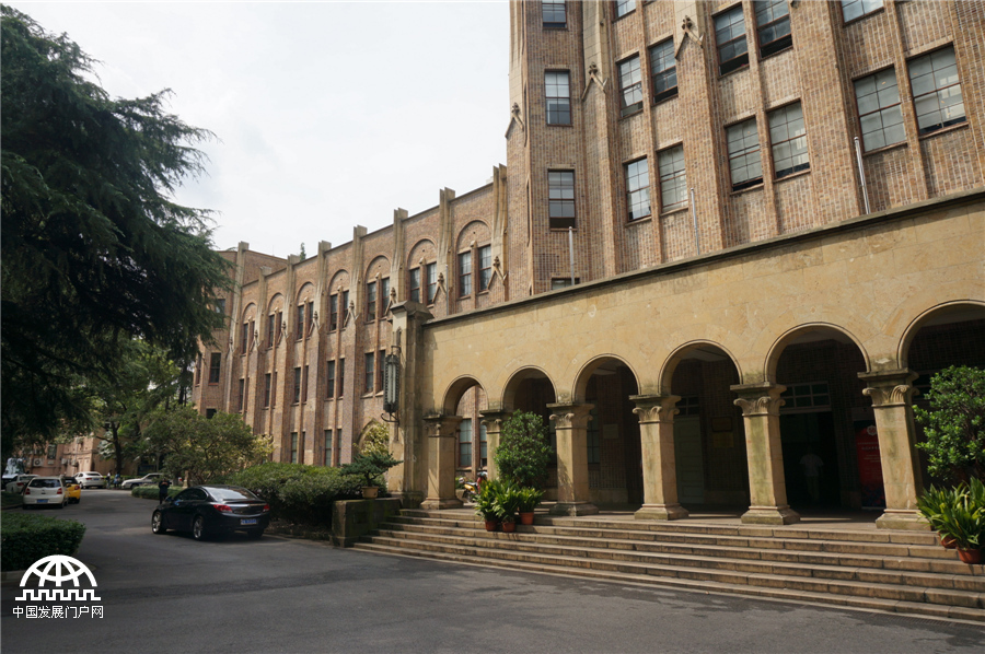 中国科学院上海生命科学研究院生科大楼，50年前，正是在这栋大楼里，科学家们第一次观察到人工全合成牛胰岛素的结晶。