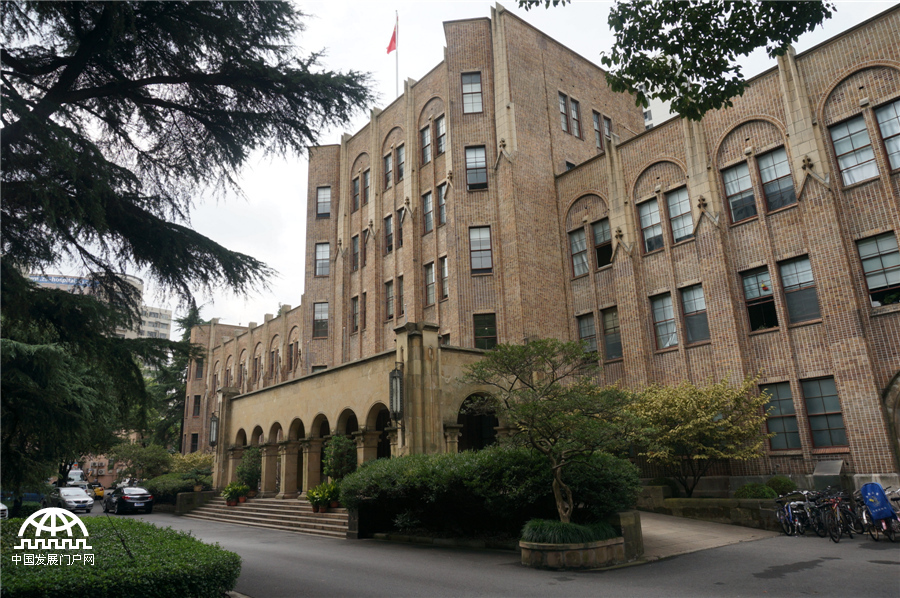 中国科学院上海生命科学研究院生科大楼，50年前，正是在这栋大楼里，科学家们第一次观察到人工全合成牛胰岛素的结晶。