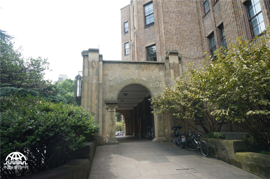 中国科学院上海生命科学研究院生科大楼，50年前，正是在这栋大楼里，科学家们第一次观察到人工全合成牛胰岛素的结晶。