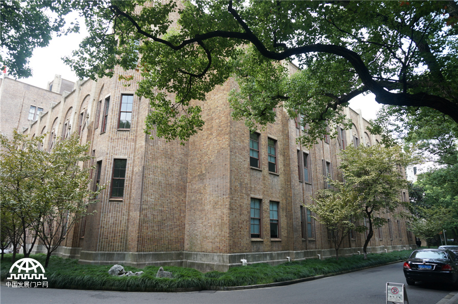 中国科学院上海生命科学研究院生科大楼，50年前，正是在这栋大楼里，科学家们第一次观察到人工全合成牛胰岛素的结晶。