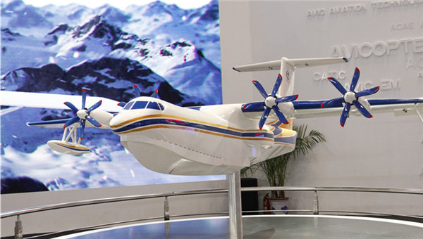 鹘鹰、新舟700飞机模型亮相第十六届北京航展[组图]
