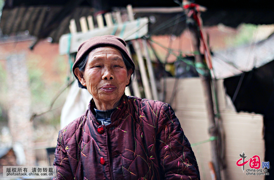 邱冬美，1938年1月生，共有14个孙，2005年秋就在学校附近租房陪读，先后在租房陪6个孙读书，现在读七年级的黄剑锋是她陪读的最后一个，可等到他初中毕业，还要陪读3年，那时她有80岁了。她说，这是她应该承担的责任。