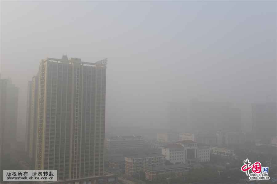 安徽蚌埠 雾霾淹没下的城市建筑_中国发展门