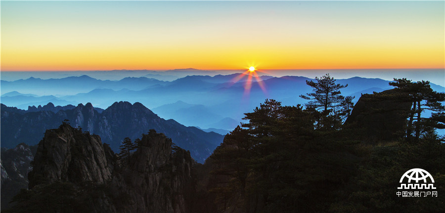 梦幻黄山 云在峰石间“起舞”