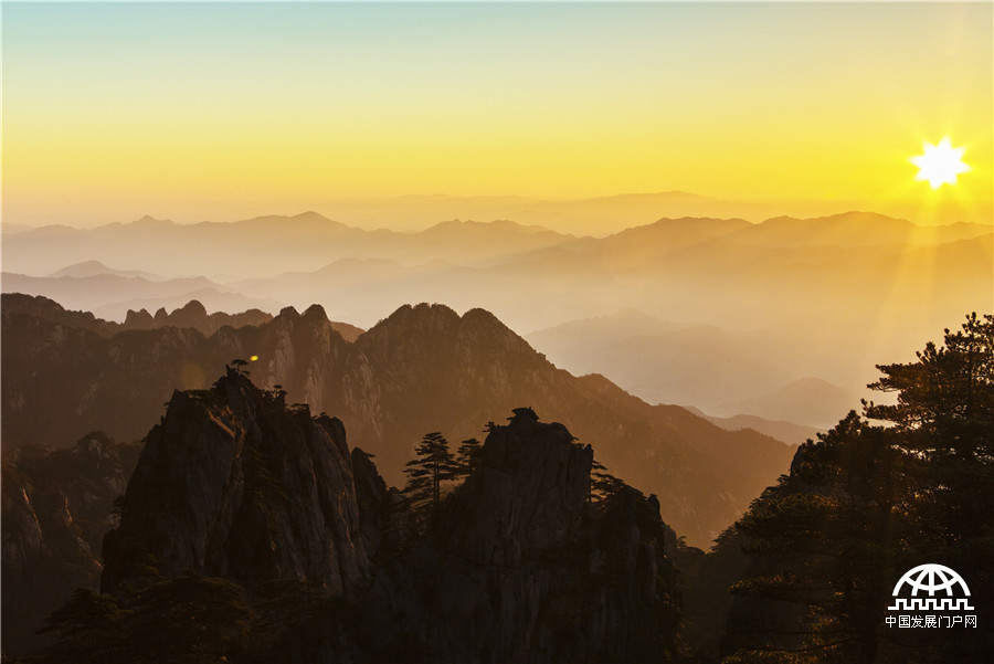 梦幻黄山 云在峰石间“起舞”