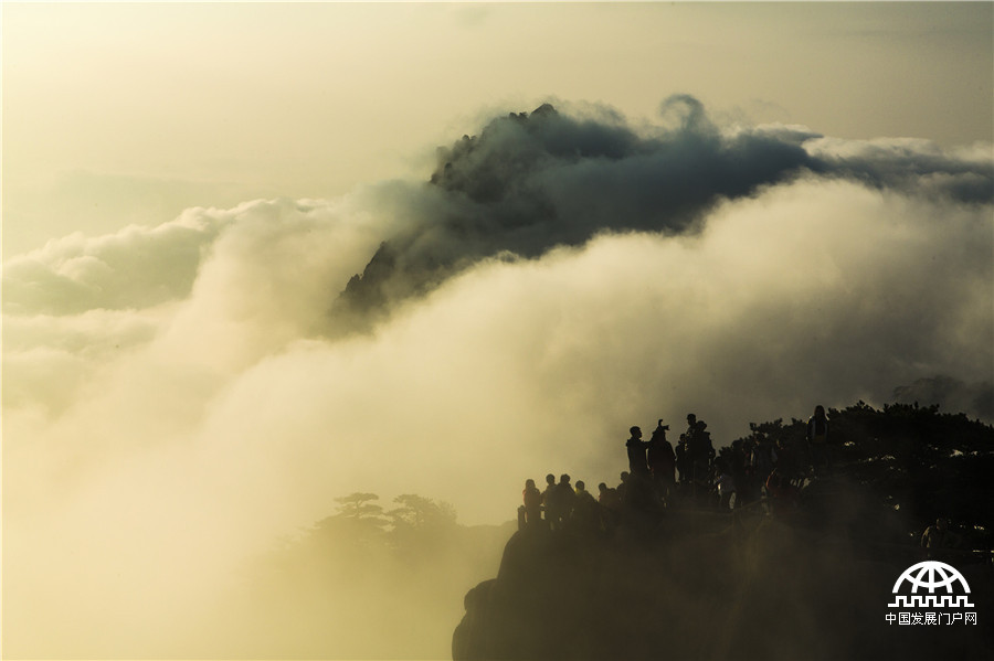 梦幻黄山 云在峰石间“起舞”
