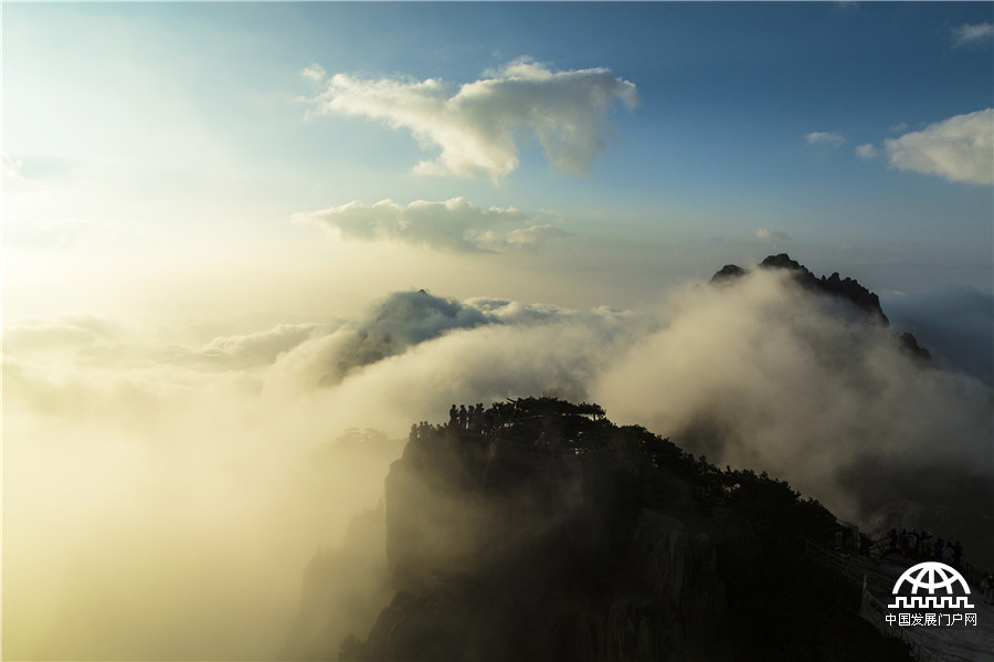 梦幻黄山 云在峰石间“起舞”
