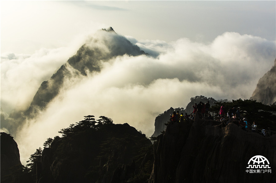 梦幻黄山 云在峰石间“起舞”