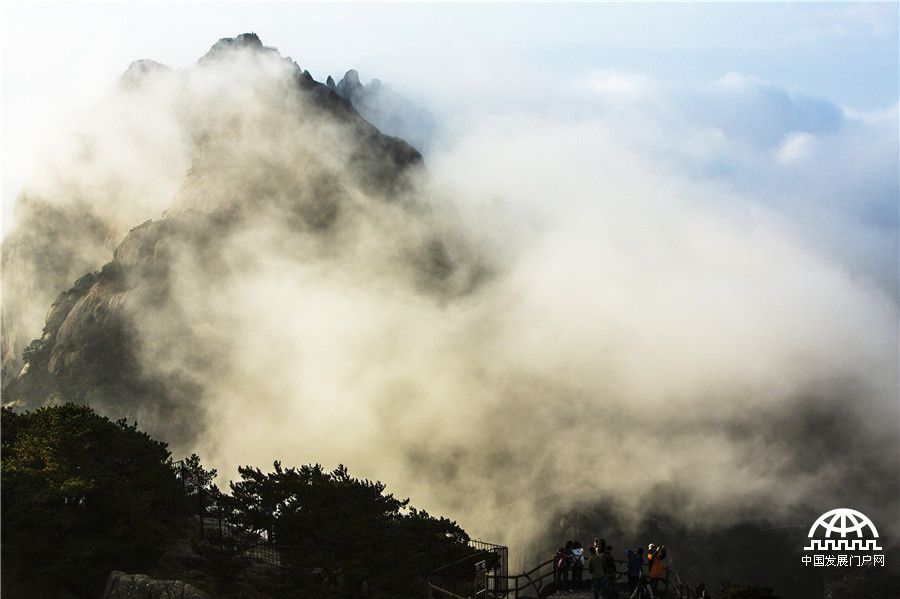 梦幻黄山 云在峰石间“起舞”
