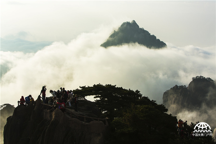 梦幻黄山 云在峰石间“起舞”