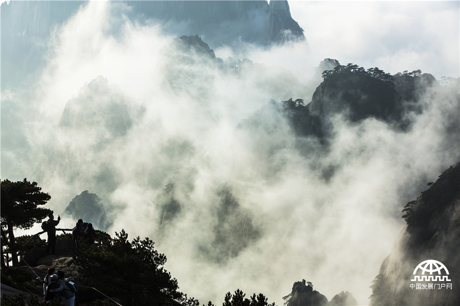 梦幻黄山 云在峰石间“起舞”