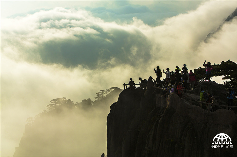 梦幻黄山 云在峰石间“起舞”