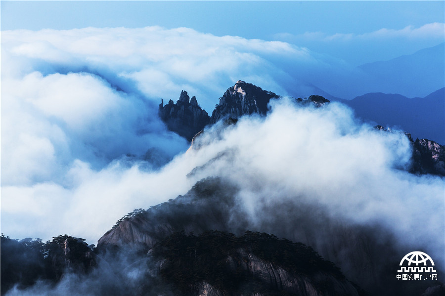 梦幻黄山 云在峰石间“起舞”