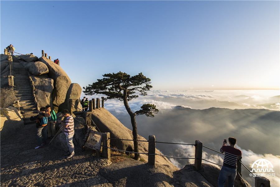 美哉 看云就去黄山天都峰