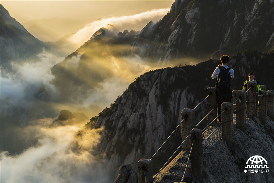 美哉 看云就去黄山天都峰