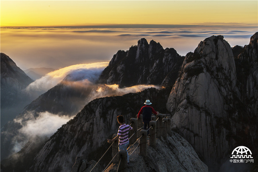 美哉 看云就去黄山天都峰