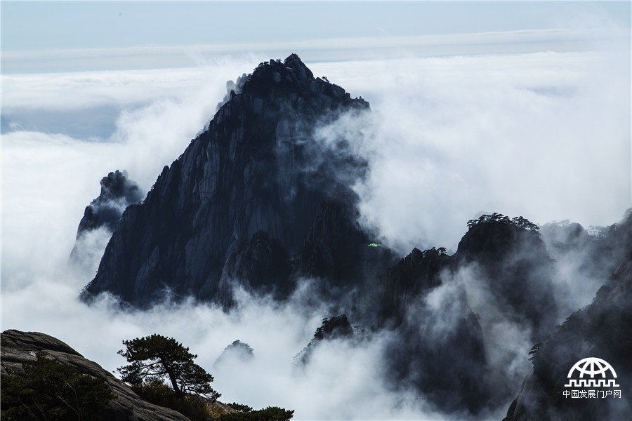 黄山惊现瑰丽的云海和佛光美景