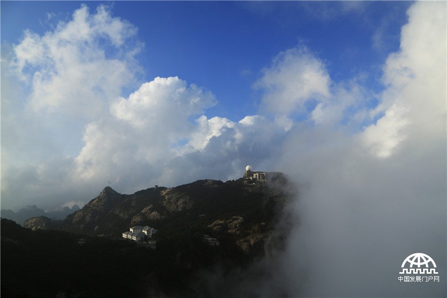 黄山惊现瑰丽的云海和佛光美景 黄山惊现瑰丽的云海和佛光美景