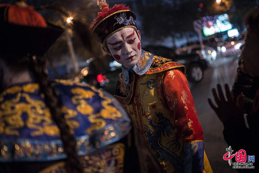 10月31日晚,北京三里屯太古里附近,打扮成僵尸形象的年轻人.