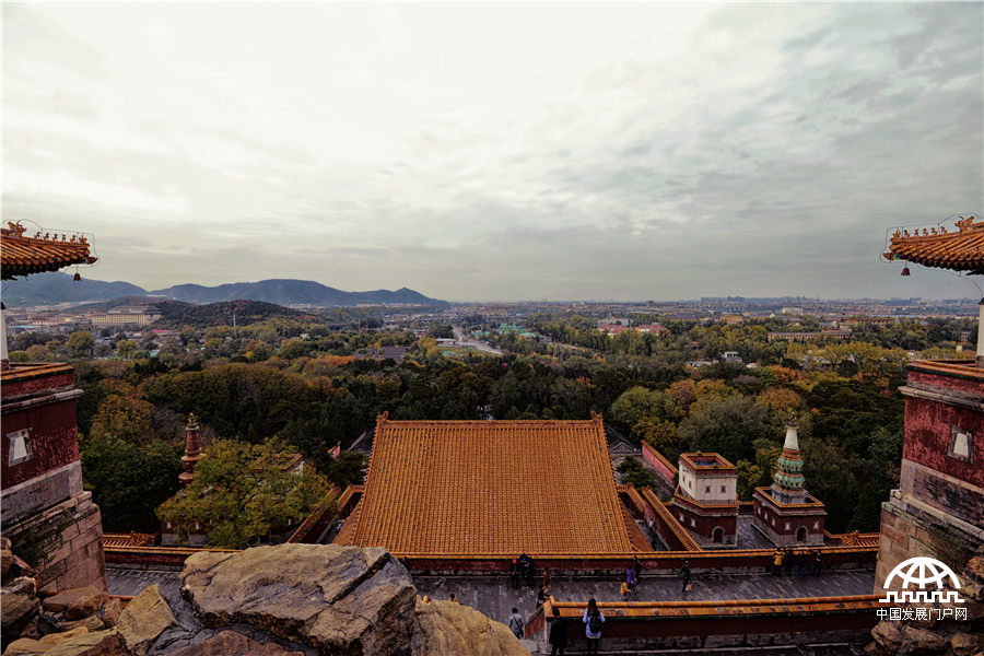 “秋天，这北国的秋天，若留得住的话，我愿把寿命的三分之二折去，换得一个三分之一的零头……”大作家郁达夫一篇《故都的秋》，勾起了多少人对于北京秋天的热切向往。光阴荏苒，时过境迁，北国的秋却依然来得清，来得静，难得的湛蓝天空和纸墨书香间的美丽秋色让人陶醉。一到秋天，北京，便成了北平…… （中国科学院大学 崔垒摄影） 